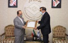 اهداء لوح تقدیر رئیس اتاق تعاون ایران به مدیرعامل شرکت سهامی نمایشگاه‌های بین‌المللی