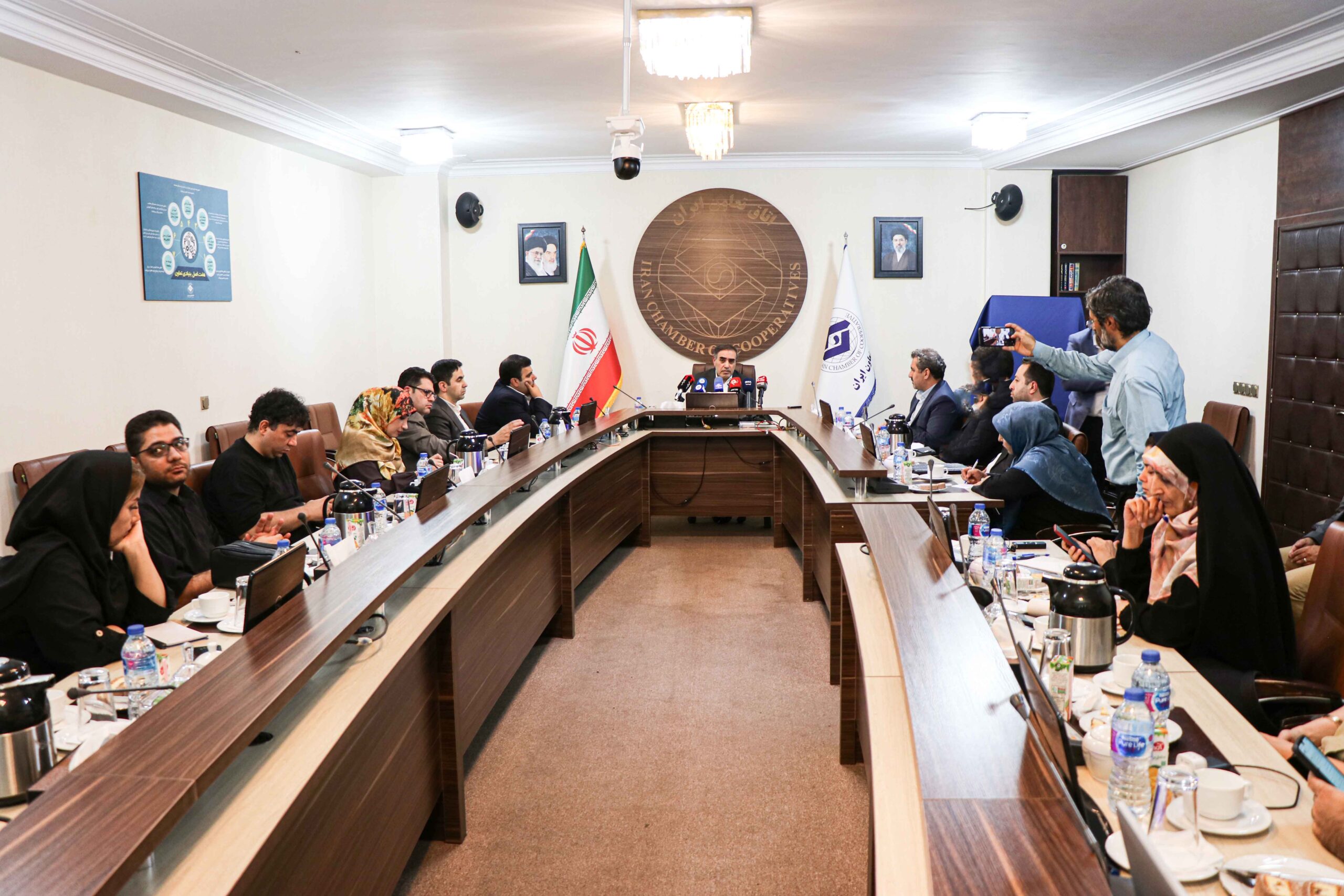 رئیس اتاق تعاون ایران در نشست خبری با اصحاب رسانه: کمتر از ۲ درصد واگذاری‌ها سهم تعاونی‌ها شد؛ خصوصی‌سازی به جای مردم به بانک‌ها و خصولتی‌ها رسید